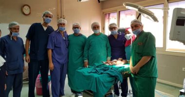 صور.. فريق طبى بمستشفى الشاطبى الجامعى ينجح فى فصل توأمين ملتصقين
