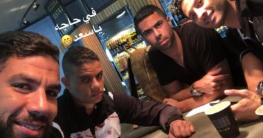 شريف إكرامى ينشر صورة بصحبة دوليى الأهلى فى المطار قبل السفر لكرواتيا