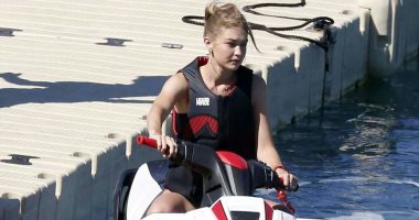 جي جي حديد تستمتع بالجو الدافئ فى ميكونوس وتركب الـ"jet ski" 