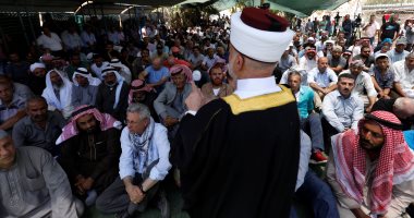 عشرات الفلسطينيين يؤدون صلاة الجمعة فى الخان الأحمر المهدد بالهدم شرق القدس