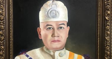 حرم سفير مصر بماليزيا تهدى الملك لوحتين زيتيتين من رسمها