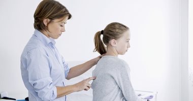 إعوجاج العمود الفقرى.. اعرفى ازاى تكتشفيه فى طفلك وطرق العلاج