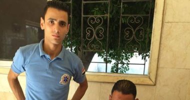 صور .. عامل بإسعاف السويس يسلم 30 ألف جنيه عثر عليها للشرطة ويرفض المكافأة