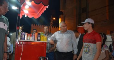 صور.. محافظ الوادى الجديد يسلم مشروعات المرحلة الأولى من مبادرة "فكرتك فى شغلتك"