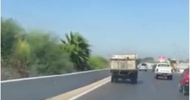 فيديو.. سيارة نقل يتطاير منها المخلفات على طريق القاهرة الإسكندرية الصحراوى
