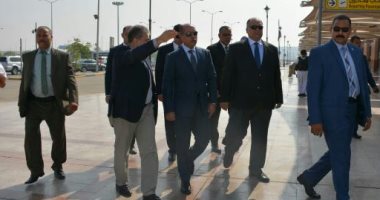 صور.. وزير الطيران يتفقد مطار القاهرة ويطالب بسرعة إنهاء استعدادت الحج 