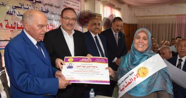 محافظ بنى سويف ونقيب معلمى مصر يكرمان المعلمين المثاليين وحفظة القرآن