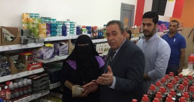 مساعد وزير الداخلية يداعب سيدة عن السلع المخفضة: "أوعى تروحى تبعيهم"