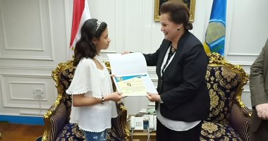 محافظ البحيرة تكرم الطالبة "هنا" أول الجمهورية فى الحديث التليفزيونى