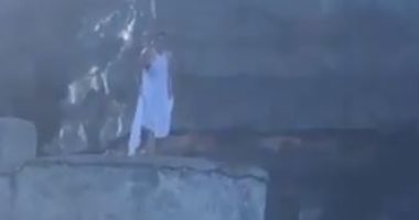 شاهد.. قفزة خطيرة لغادة عبد الرازق فى البحر
