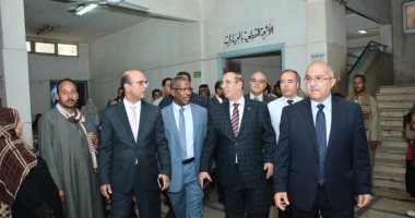 صور.. رئيس جامعة أسيوط يتفقد أول وحدة رنين مغناطيسى بالمستشفيات الجامعية