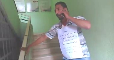 عامل بشركة كهرباء المحلة يوثق نفسه بالجنازير اعتراضا على نقله لزفتى
