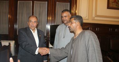 صور.. وزير الزراعة يعد "الفلاحين" بحل مشاكلهم والقضاء على مرض الجلد العقدى
