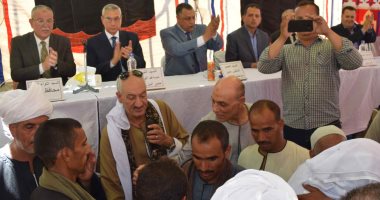 صور.. محافظ المنيا يشهد جلسة صلح بين عائلتين بمركز ملوى