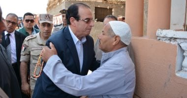 صور.. محافظ الدقهلية يقدم واجب العزاء لأسرة شهيد تمى الأمديد