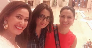 بشرى تتوسط هند صبرى وصبا مبارك بمهرجان منارات فى تونس: "اتحاد نسائى خطير"