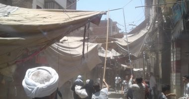 صور.. حملة لإزالة اشغالات الباعة الجائلين واستكمال رصف الشوارع فى أسيوط