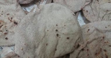 قارئ يشكو من صغر حجم رغيف الخبز فى مخابز قرية أبا البلد بالمنيا