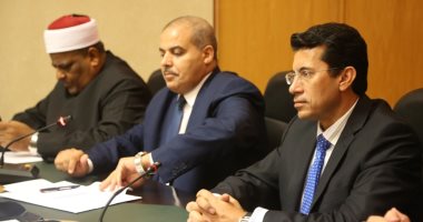 عباس شومان ورئيس جامعة الأزهر يكرمان وزير الشباب والرياضة.. صور