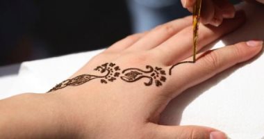 قبل ما ترسمى حنة على إيدك.. اعرفى أضرارها على بشرتك