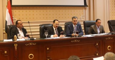 صور.. لجنة النقل بالبرلمان تناقش برنامج الحكومة بحضور هشام عرفات