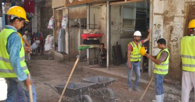 صور.. المهندسون والعمال يبدأون أعمال ترميم وكالة الجداوى بإسنا