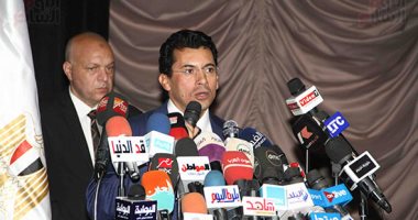 أشرف صبحى: الاعتماد على شباب الجامعات للربط بين العلم والتطبيق - صور