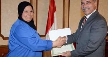 وزير الطيران المدنى يكرم عاملة بمطار القاهرة الدولى لأمانتها 