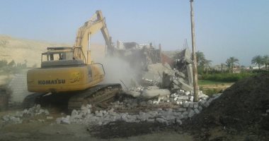 حملات مكبرة لتطهير الترع والمصارف ورفع 50 طن مخلفات بمركز ساحل سليم (صور)