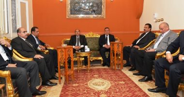  صور.. محافظ سوهاج ومدير الأمن يؤديان واجب العزاء فى وفاة قدرى أبو حسين