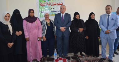 صور.. محافظ المنيا يسلم 4 منازل للأسر الأولى بالرعاية بمركز ابوقرقاص