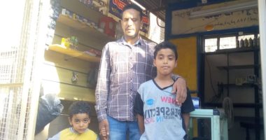 صور.. عبد اللطيف فقد بصره ويحتاج عملية خارج مصر ومعاش ومديون بـ20 ألف جنيه