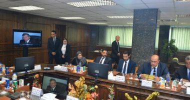 صور.. "مصر للطيران" تكرم أسرة الطيار الراحل حلمى رزق