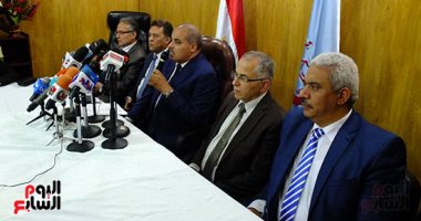 رئيس جامعة الأزهر: استخدمنا 51 طفاية حريق و8 سيارات مطافى فى حريق مستشفى الحسين - صور