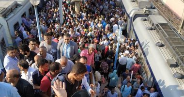 صور.. تكدس مئات المواطنين داخل محطة المترو بالمطرية
