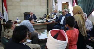 صور.. محافظ جنوب سيناء يلتقي 60 مواطنًا لحل مشاكلهم فى إطار اللقاءات الدورية