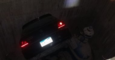 سقوط سيارة في حفرة عميق بطريق كارفور المعادى الداخلى