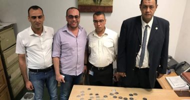 جمارك برج العرب تحبط محاولة تهريب قلادات ذهبية وعملات فضية