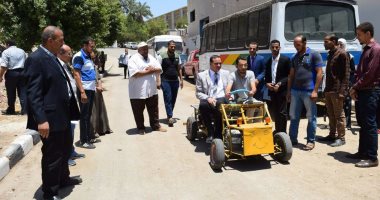 صور.. رئيس جامعة سوهاج يستقل سيارة كهربائية صممها طلاب "التعليم الصناعى"