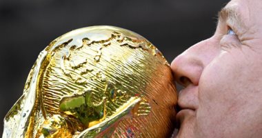 صورة اليوم.. واقترب الحلم.. الجماهير تداعب كأس العالم
