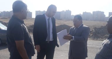 ردم حفرة طريق المعادى بعد واقعة سقوط سيارة بها.. ولجنة لتحديد المسئولين 