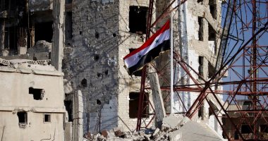 علم سوريا يرفرف فى درعا بعد سيطرة الجيش على المدينة