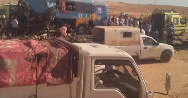 الاستعانة بأوناش مرورية لرفع حطام حادث انقلاب أتوبيس بالطريق الساحلى