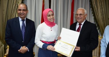 محافظ بورسعيد يكرم "ندى" الأولى على الثانوية العامة