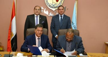 محافظ سوهاج ورئيس الجامعة يشهدان بروتوكول بين الاستشارات الهندسية و المياه 
