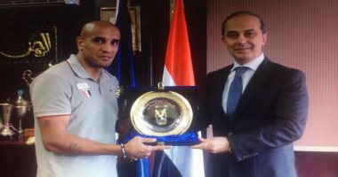 الداخلية تكرم عبد الرحمن عرابى بطل الملاكمة ببطولة البحر المتوسط