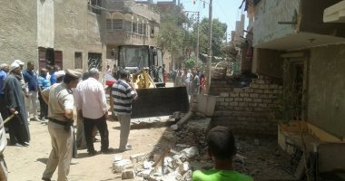 صور.. محافظ أسيوط : إزالة 15 حالة تعدى واسترداد 10 أفدنة بـ 5 مراكز