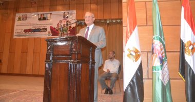 محافظ المنيا يهنئ أوائل الثانوية العامة خلال ندوة "النظام التعليمى الجديد"