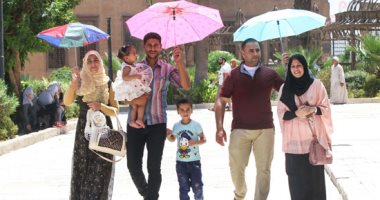 شمس الصيف أحد من السيف.. المصريون يلجأون للشماسى للحماية من الحر