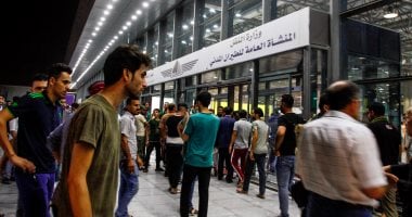 صور.. متظاهرون يقتحمون مطار النجف فى العراق